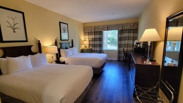 Escritorio, cortinas opacas, tabla de planchar con plancha y wifi gratis