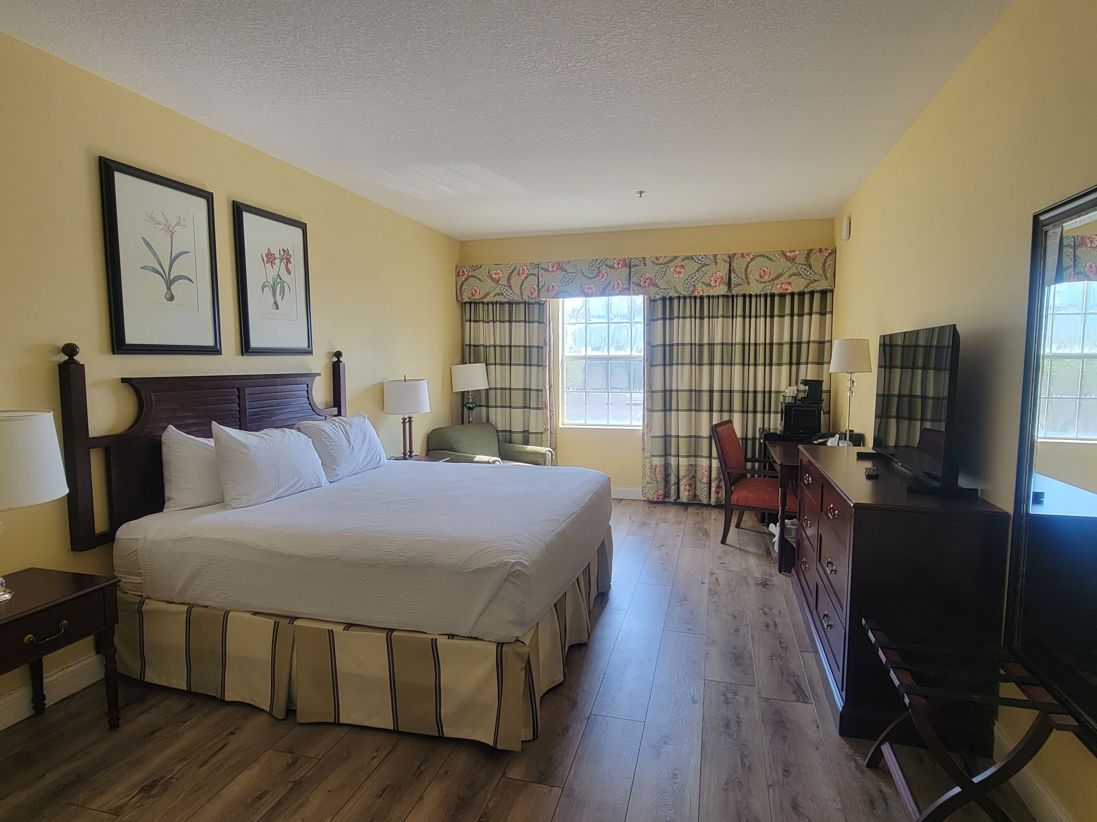 مكتب وستائر تعتيم ومكواة/لوح كي وواي فاي مجانًا