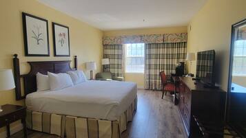 Escritorio, cortinas blackout y tabla de planchar con plancha