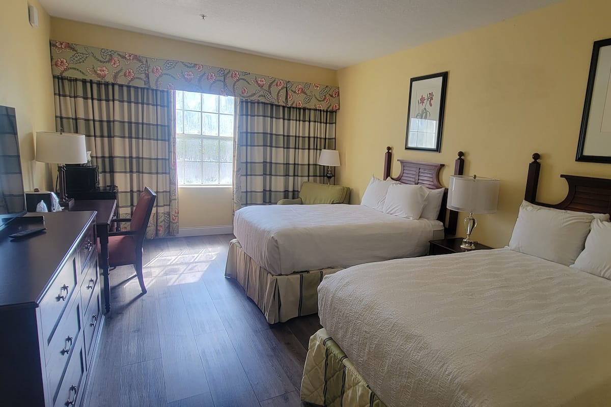 Bàn, màn/rèm cản sáng, bàn ủi/dụng cụ ủi quần áo