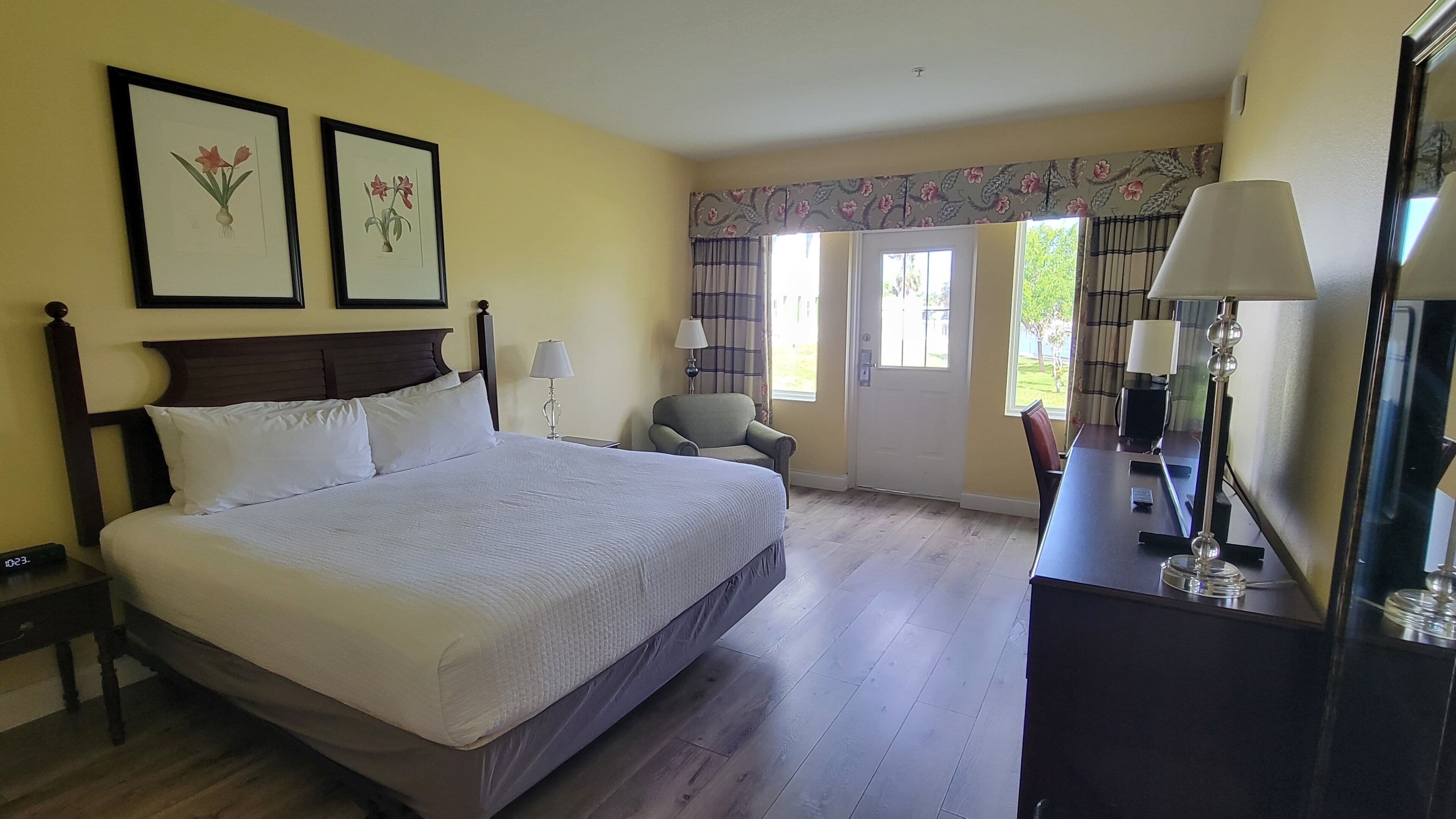 Deluxe Single Room, Patio, Canal View | Desk, blackout curtains, iron/ironing board, free WiFi