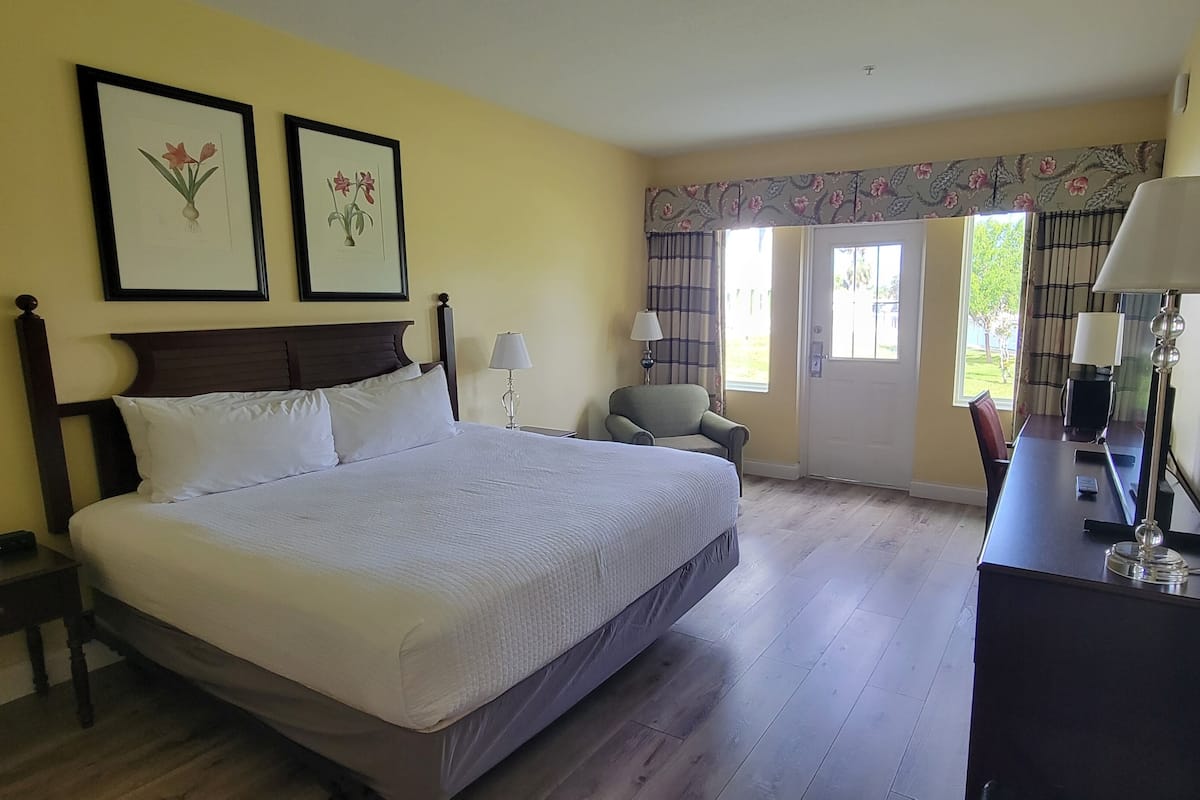 Escritorio, cortinas blackout y tabla de planchar con plancha