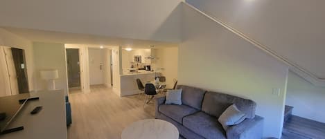 Vila premier, 1 cama King e sofá-cama, vista para o campo de golfe | Área de estar | TV de tela plana