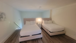 Villa Premier, varias camas, vistas al campo de golf | Escritorio, cortinas opacas, tabla de planchar con plancha y wifi gratis