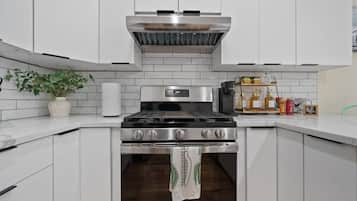 Een koelkast, een magnetron, een oven, een kookplaat