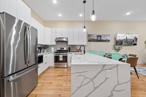 Kylskåp, mikrovågsugn, ugn och spishäll