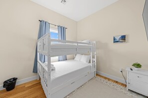 6 slaapkamers, een bureau, een strijkplank/strijkijzer, reisbedje