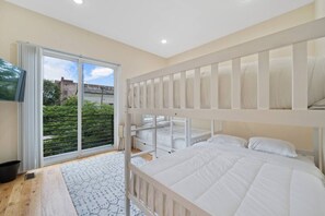 6 dormitorios, escritorio, tabla de planchar con plancha y cuna de viaje