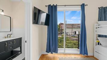 Een bureau, een strijkplank/strijkijzer, reisbedje, wifi