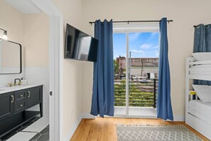 Skrivbord, strykjärn/strykbräda, resesäng och wi-fi