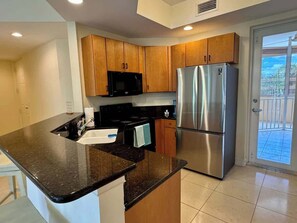 Réfrigérateur, four à micro-ondes, un four, surface de cuisson