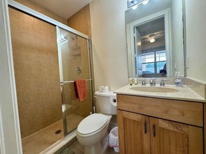 Dusche, Haartrockner, Shampoo
