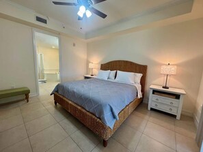 2 bedrooms, travel cot, WiFi, bed sheets - Bright 1st Floor Condo with Wi-Fi by Beach (Bonita Springs)