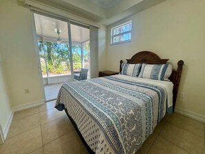 2 bedrooms, travel cot, WiFi, bed sheets - Bright 1st Floor Condo with Wi-Fi by Beach (Bonita Springs)