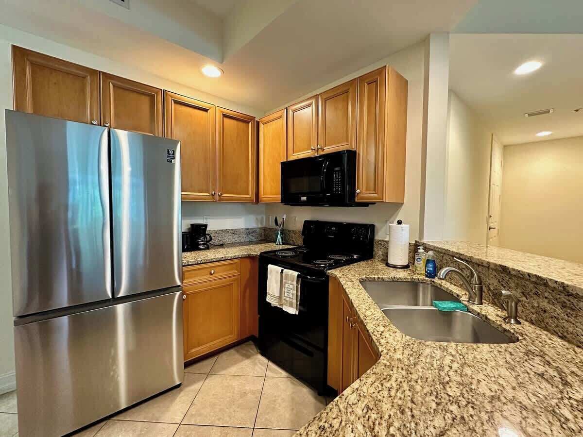 Réfrigérateur, four à micro-ondes, un four, surface de cuisson