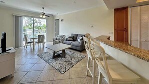 Ein modernes Wohnzimmer mit einer Couch, einem Couchtisch und einem Essbereich.
