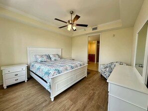 2 bedrooms, WiFi, bed sheets - New Serene Seaside Escape (Bonita Springs)