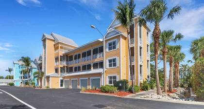 New Studio 1mi to Beach with Queen Bed & TV