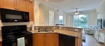 New Bright and fully stocked near Beach