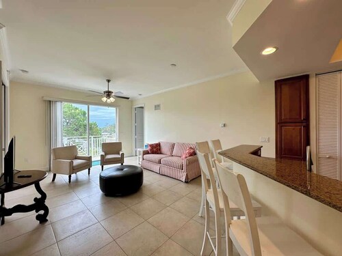 New Charming FL Condo & Fast Wi-Fi