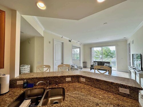 Bright condo in paradise