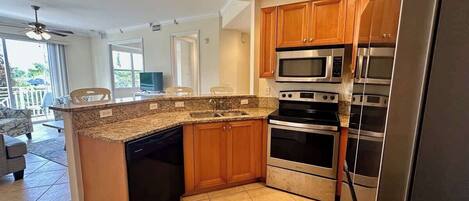 Refrigerador, microondas, horno y parrilla de estufa