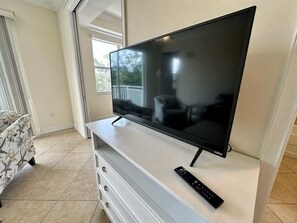 Een televisie en een kantoor