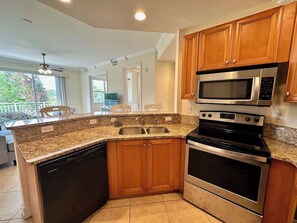 Fridge, microwave, oven, stovetop - NEW Condo near beach Ideal for Remote Work (Bonita Springs)