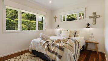 Desk, iron/ironing board, WiFi