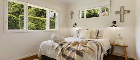 Escritorio, tabla de planchar con plancha, wifi