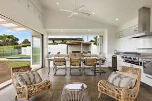 Outdoor dining - Byrons Brae – Tranquil Estate w/ Pool & Views (Possum Creek)