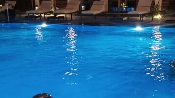 Kamer, 1 slaapkamer, roken, balkon | Zwembad | Een buitenzwembad