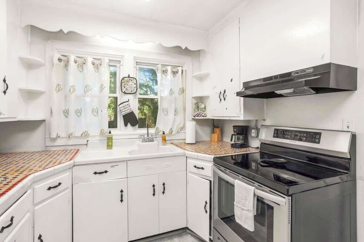 Een koelkast, een oven, een koffiezetapparaat/waterkoker