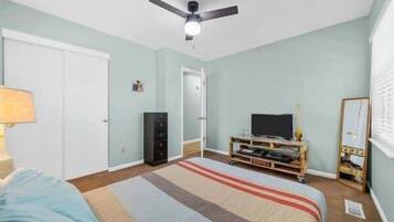 3 slaapkamers, een strijkplank/strijkijzer, wifi, beddengoed