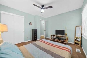 3 habitaciones, tabla de planchar con plancha, wifi y ropa de cama 