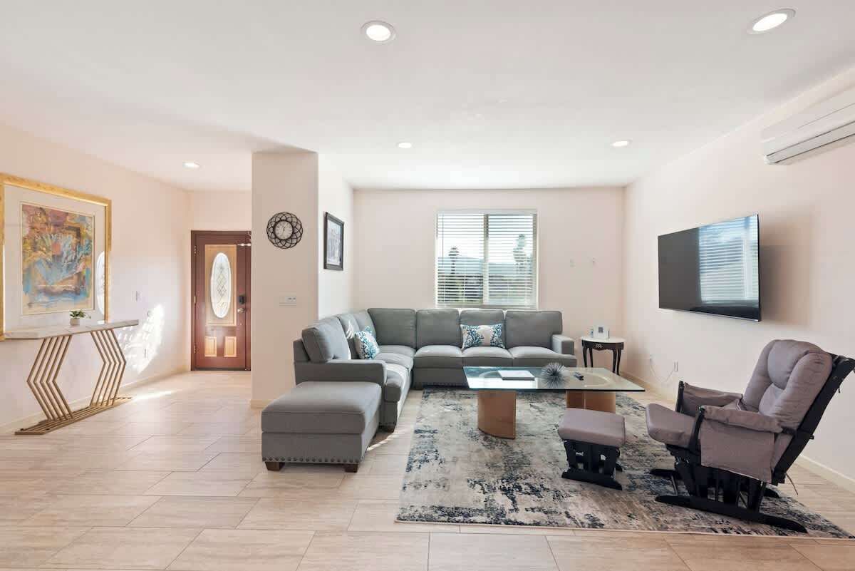 Spacious Single Level Home In Poway - Poway, CA