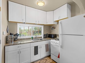 Private kitchen - Explorer’s Escape Walk to Parks & River Near Downtown Canon City. (Cañon City)