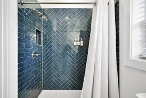 Shower, hair dryer, towels, soap - The Traveler's Cove - Walking Distance to Downtown Wilmington! (Wilmington)