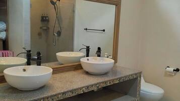 Bidet, toallas, jabón, papel de baño
