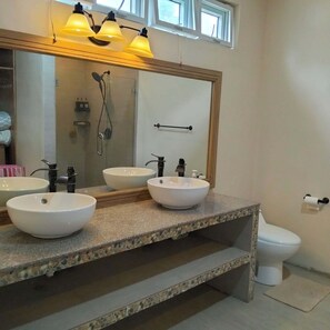 Bidet, toallas, jabón, papel de baño 