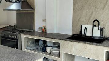Réfrigérateur, four à micro-ondes, un four, surface de cuisson
