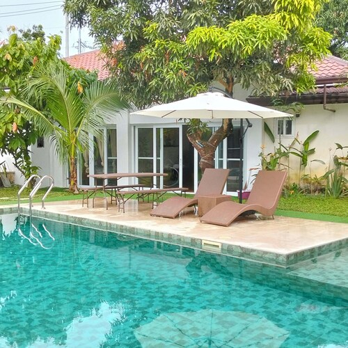 4-bedroom house in lovely Santa Maria with swimming pool , spacious for family .