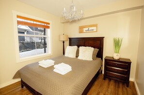 Room - RL 142: Winter Luxe Haven — Romantic Village Walks & Hot Tub Access (Snowshoe)