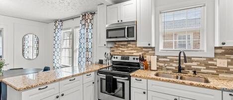 Kylskåp, mikrovågsugn, ugn och spishäll