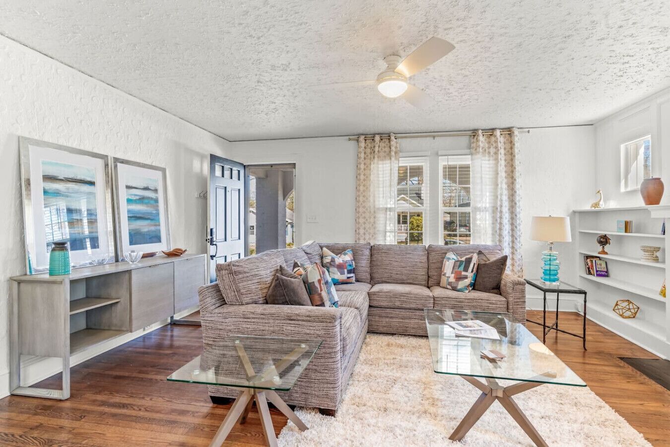 Una televisión, una chimenea, libros, una videoteca