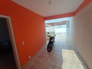 Property grounds - Cozy house in Bertioga, with ample space for leisure. Sleeps 10 people. (Bertioga)