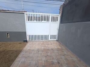 Property grounds - Cozy house in Bertioga, with ample space for leisure. Sleeps 10 people. (Bertioga)