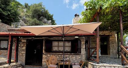 Agoriani Art Studio - Sweet little cottage with fireplace in Lilaia at Parnassos