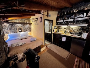 خزنة داخل الغرفة ومكواة/لوح كي وواي فاي مجانًا وملاءات أسرّة