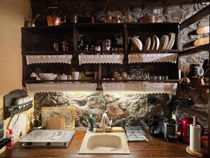 Een koelkast, een magnetron, een koffiezetapparaat/waterkoker